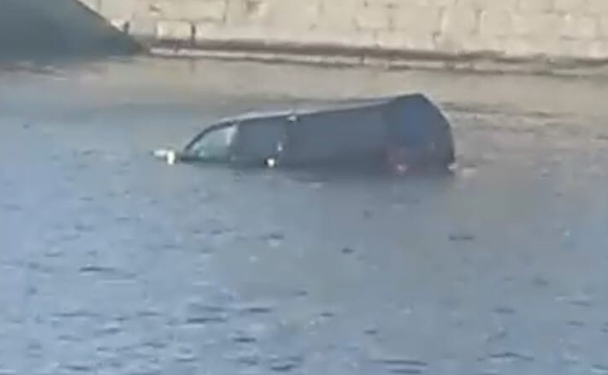 Зарядка упала в воду. Машина упала в воду. Машина упала в реку. Машина падает в воду. Машина утонула в Москве реке.